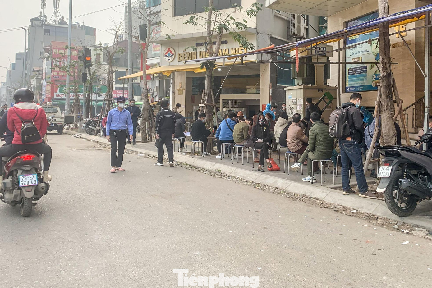 Khá đông người tập trung trước cửa bệnh viện trên đường Trường Chinh để thực hiện xét nghiệm COVID-19. Khá đông người tập trung trước cửa bệnh viện trên đường Trường Chinh để thực hiện xét nghiệm COVID-19.