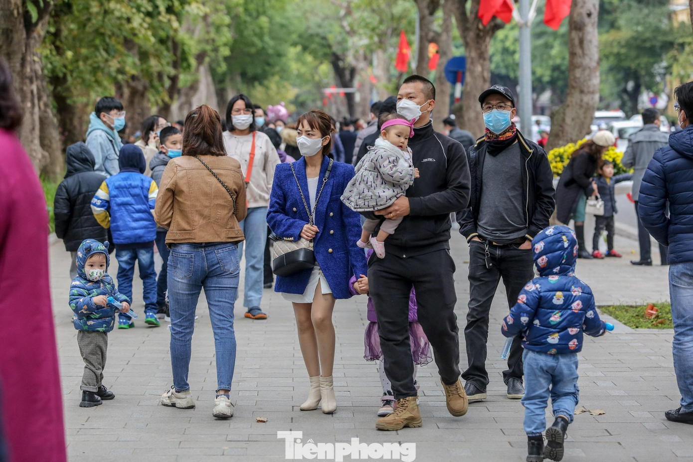 Ghi nhận của PV trong ngày đầu tiên của năm mới Nhâm Dần 2022, mặc dù đã dừng hoạt động phố đi bộ khi tình hình dịch bệnh diễn biến phức tạp, nhưng hồ Hoàn Kiếm đón lượng khách lớn xuống phố du xuân.