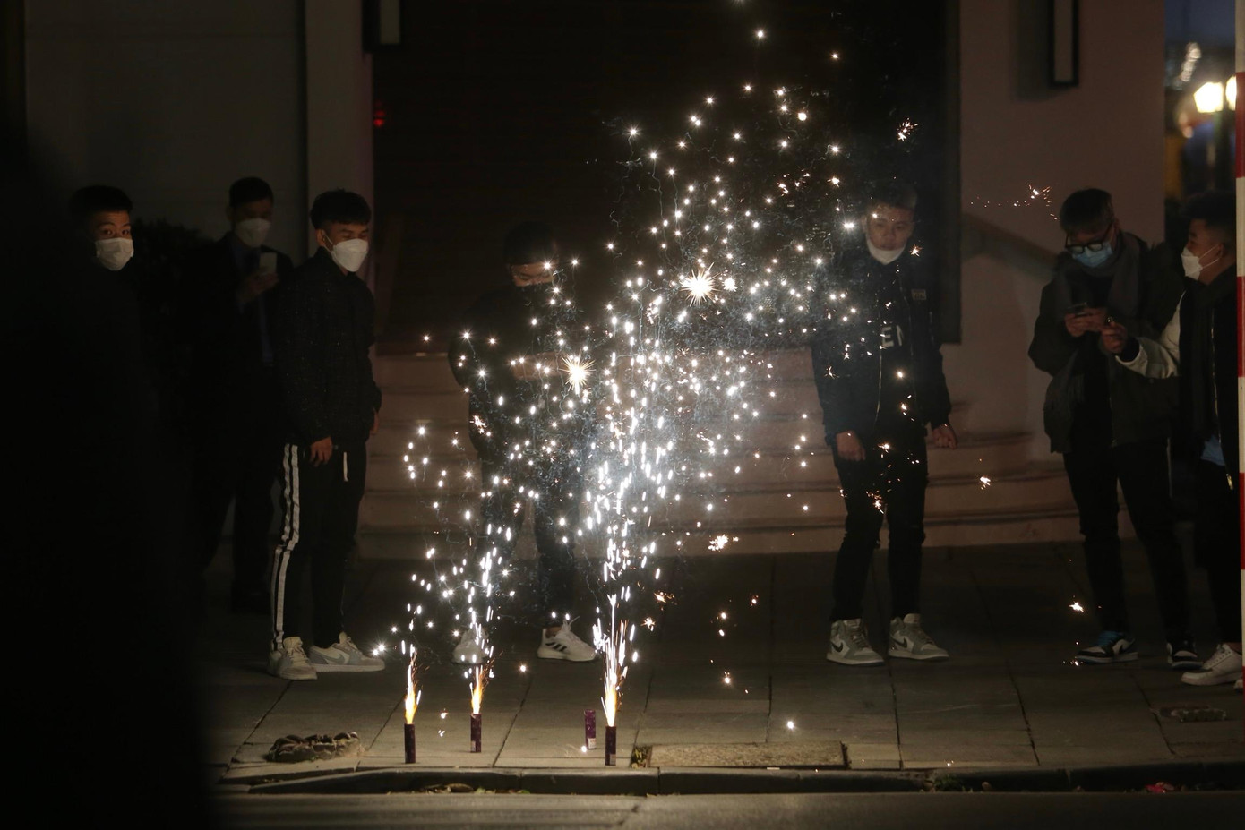 Một nhóm bạn trẻ đốt pháo bông ngay trên vỉa hè trong thời khắc chuyển giao năm mới. Một nhóm bạn trẻ đốt pháo bông ngay trên vỉa hè trong thời khắc chuyển giao năm mới.