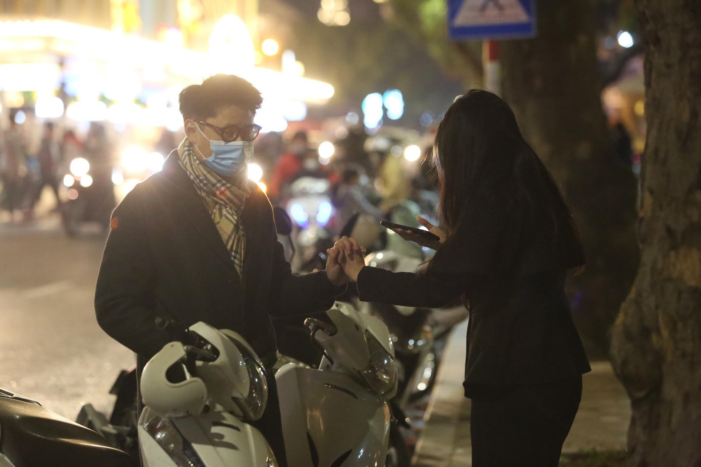 Trao nhau những cái nắm tay ấm áp. Trao nhau những cái nắm tay ấm áp.