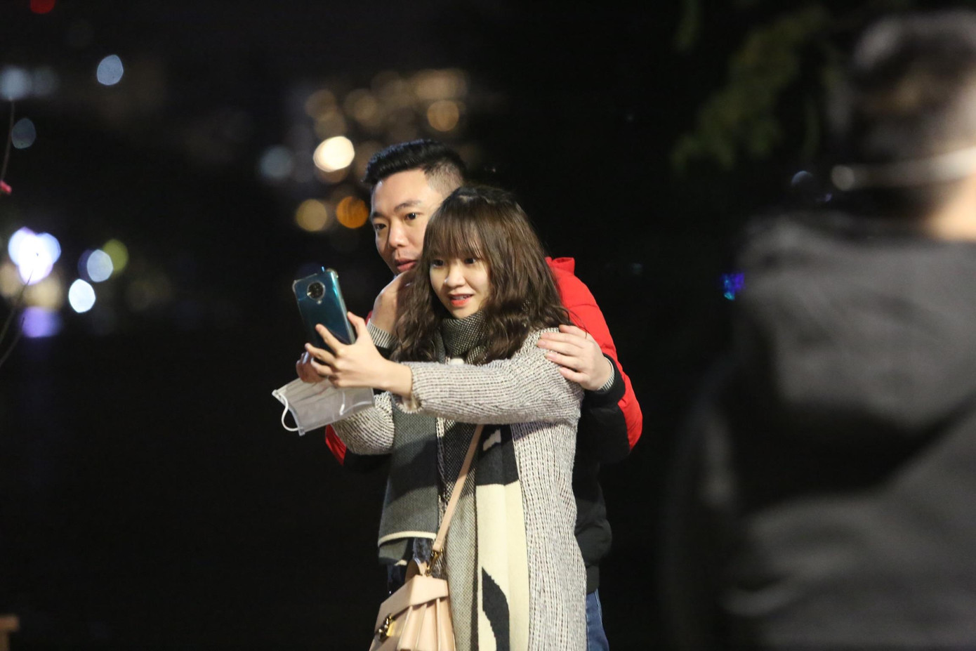 Cùng nhau chụp ảnh lưu niệm trong những giây phút đầu tiên của năm mới. Cùng nhau chụp ảnh lưu niệm trong những giây phút đầu tiên của năm mới.