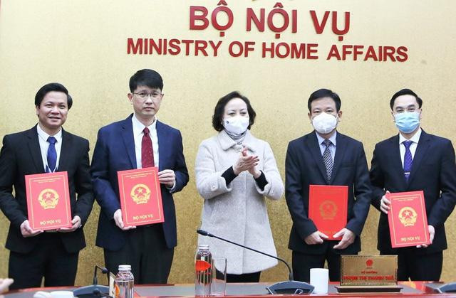 Bộ trưởng Bộ Nội vụ Phạm Thị Thanh Trà trao các quyết định và chúc mừng các đồng chí được bổ nhiệm chức vụ mới. Bộ trưởng Bộ Nội vụ Phạm Thị Thanh Trà trao các quyết định và chúc mừng các đồng chí được bổ nhiệm chức vụ mới.