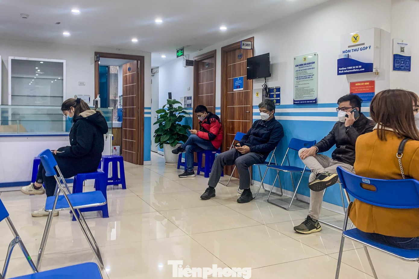 Sau khi làm thủ tục, người dân ngồi chờ đến lượt xét nghiệm ở bên trong. Trung bình mất khoảng 1 tiếng để có thể xét nghiệm xong. Sau khi làm thủ tục, người dân ngồi chờ đến lượt xét nghiệm ở bên trong. Trung bình mất khoảng 1 tiếng để có thể xét nghiệm xong.