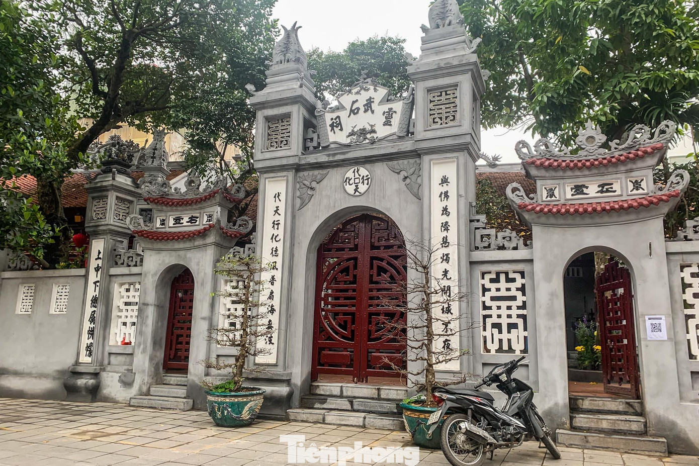 Do lịch sử để lại có nhiều hộ dân sinh sống trong khu vực di tích và cùng với sự tác động của thiên nhiên, di tích đình - đền Vũ Thạch dần dần đã bị xuống cấp. Ban quản lý hồ Hoàn Kiếm và phố cổ Hà Nội đã chủ động nghiên cứu, đề xuất, lập dự án tu bổ, tôn tạo di tích đình - đền Vũ Thạch.