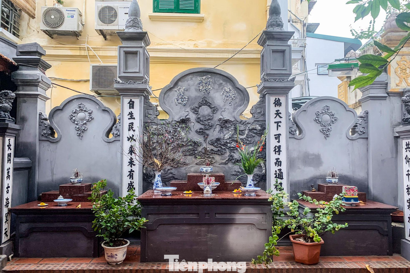 Đền Vũ Thạch sát liền với bên trái đình, là nơi thờ Mẫu Liễu Hạnh, một vị tiên Thánh trong thần thoại được coi là một “Tứ bất tử” và được thờ theo tín ngưỡng thờ Mẫu ở nước ta.