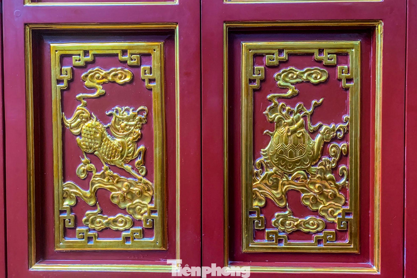 Chạm khắc tinh tế trên cánh cửa đình - đền Vũ Thạch.