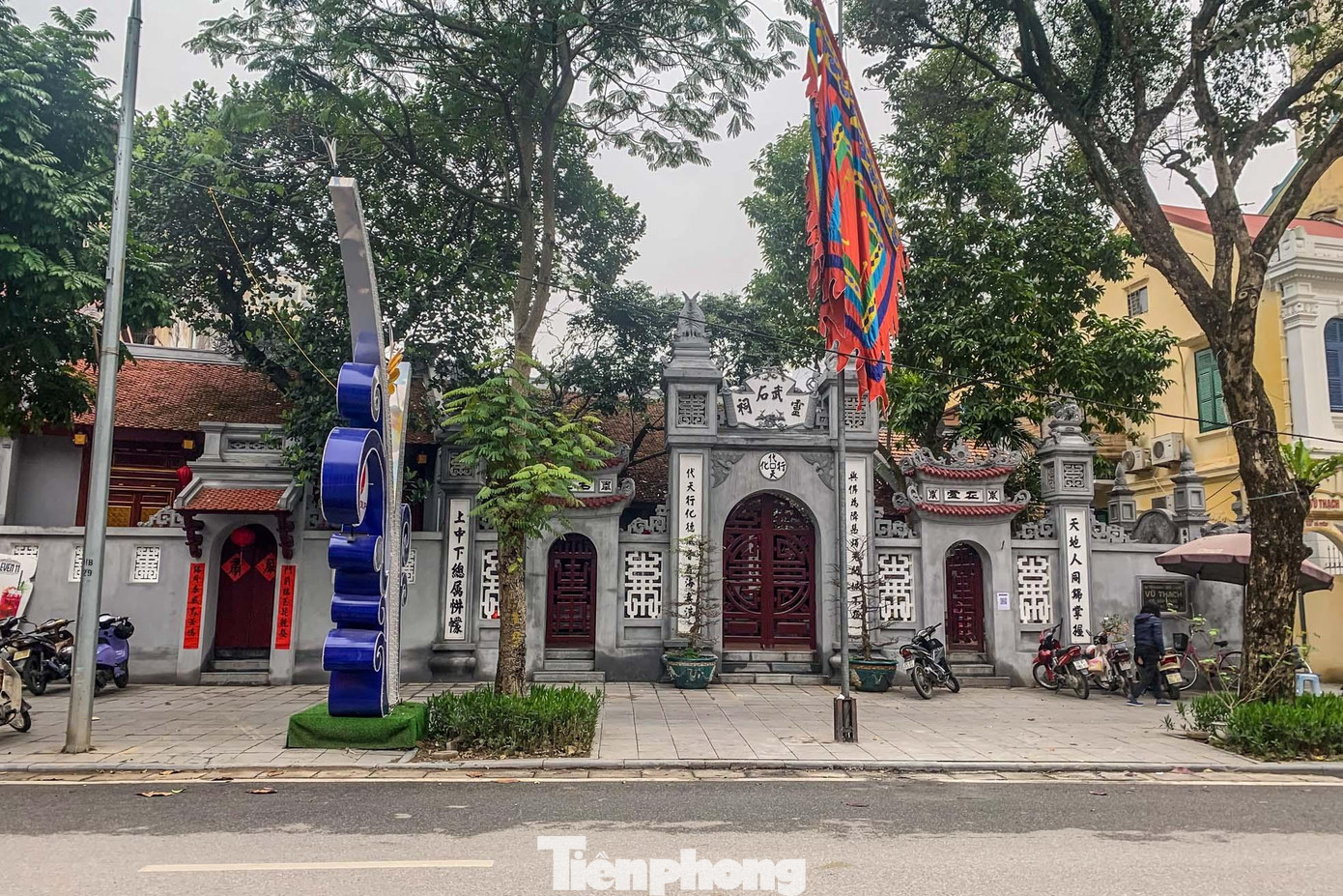 Di tích đình - đền Vũ Thạch có diện tích khuôn viên khoảng 780m2 tọa lạc tại 13 phố Bà Triệu, phường Tràng Tiền, quận Hoàn Kiếm nằm trong Cụm di tích lịch sử - văn hóa cấp Quốc gia đình - đền - chùa Vũ Thạch. Theo văn bia, những đồ thờ, hiện vật còn lại trong di tích, đình, đền Vũ Thạch có niên đại thời Nguyễn. Đình là nơi thờ Thánh Khỏa Ba Sơn, một vị tướng của Hai Bà Trưng. Đền Vũ Thạch sát liền với bên trái đình, là nơi thờ Mẫu Liễu Hạnh, một vị tiên Thánh trong thần thoại được coi là một “Tứ bất tử” và được thờ theo tín ngưỡng thờ Mẫu ở nước ta.