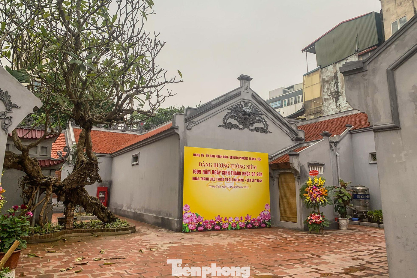 Đền Vũ Thạch có mặt bằng gồm 3 lớp, lớp nhà thứ nhất là Tiền đường, lớp thứ hai là Trung đường và lớp thứ ba là Thượng điện (thượng điện có mặt bằng hình chữ Đinh).