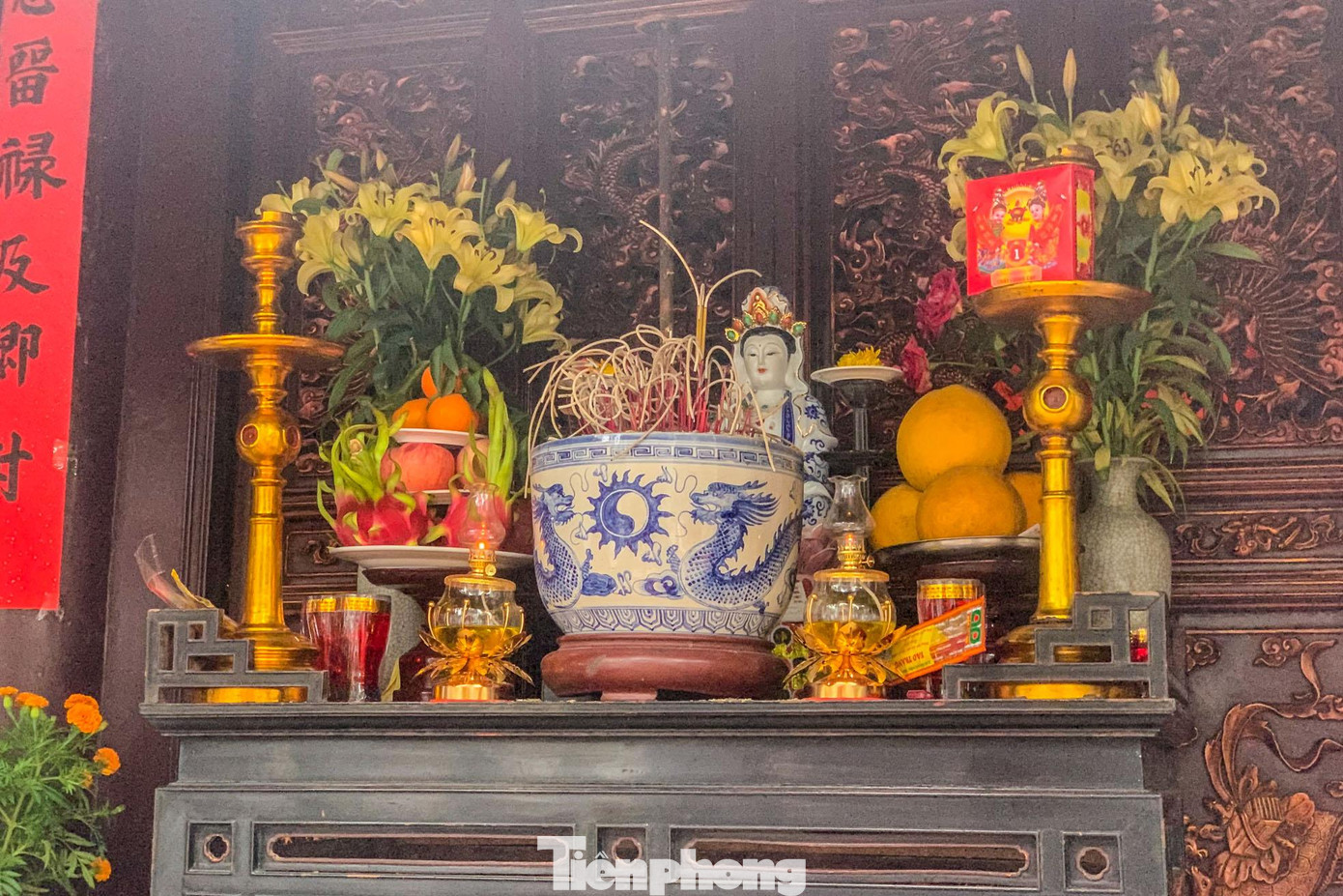 Đình là nơi thờ Thánh Khỏa Ba Sơn, một vị tướng của Hai Bà Trưng. Hiện ở đình còn lưu giữ các đạo sắc phong thời Nguyễn ghi rõ ông đã từng được Hai Bà Trưng cử đóng đồn ở ấp Hoa Động (Gia Lâm, Hà Nội) tiến đánh Tô Định giành được thắng lợi lớn. Hai Bà Trưng lên ngôi, ông được tiếp tục trấn giữ khu vực này. Sau khi ông “hóa”, triều đình liền sai sứ thần đem sắc phong đến cho dân làng Hoa Động thờ cúng và các triều sau đều phong mỹ tự, hiện còn được thờ tại đình Xuân Đỗ hạ. Như vậy, đình Vũ Thạch là nơi thờ tưởng niệm vị thần thành hoàng làng mà dân Xuân Đỗ khi lập trại đã dựng đình ở nơi làng mới. Hàng năm, dân làng Xuân Đỗ và Vũ Thạch vẫn cùng nhau tổ chức lễ cúng tế vào các ngày sinh và ngày hóa của Thánh Khỏa Ba Sơn.