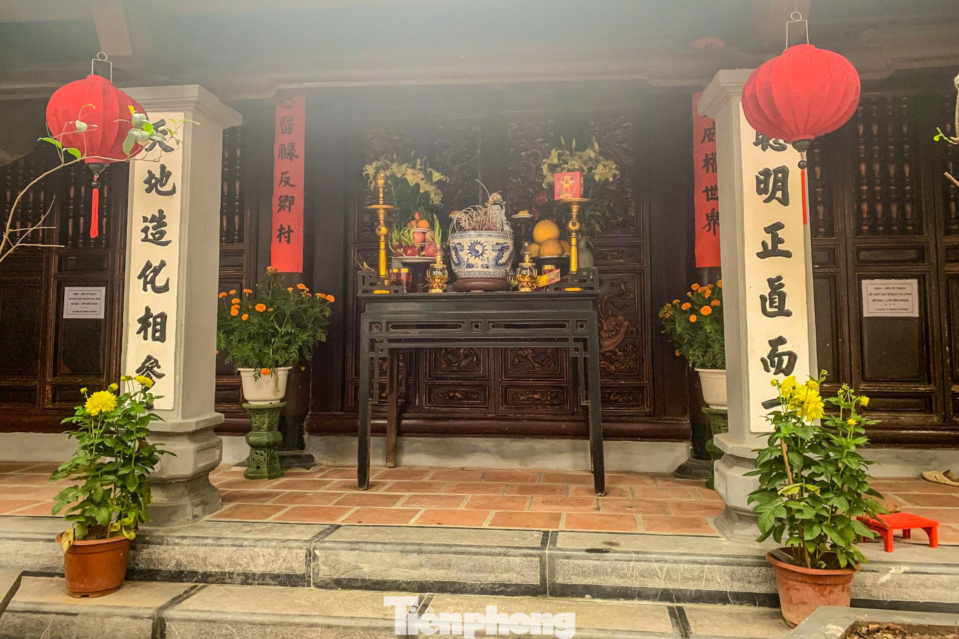 Vũ Thạch là tên làng cũ cùng với các làng Phúc Lâm, Phục Cổ, Hội Mỹ… thuộc tổng Tả Nghiêm (sau đổi thành Kim Liên), huyện Thọ Xương. Theo văn bia, những đồ thờ, hiện vật còn lại trong di tích, đình, đền Vũ Thạch có niên đại thời Nguyễn.