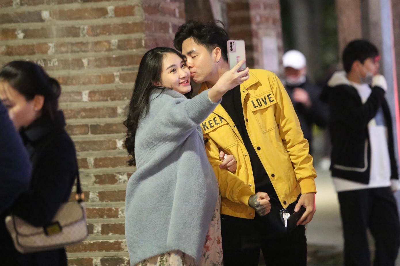 Các bạn trẻ trao nhau tình cảm ngọt ngào. Các bạn trẻ trao nhau tình cảm ngọt ngào.