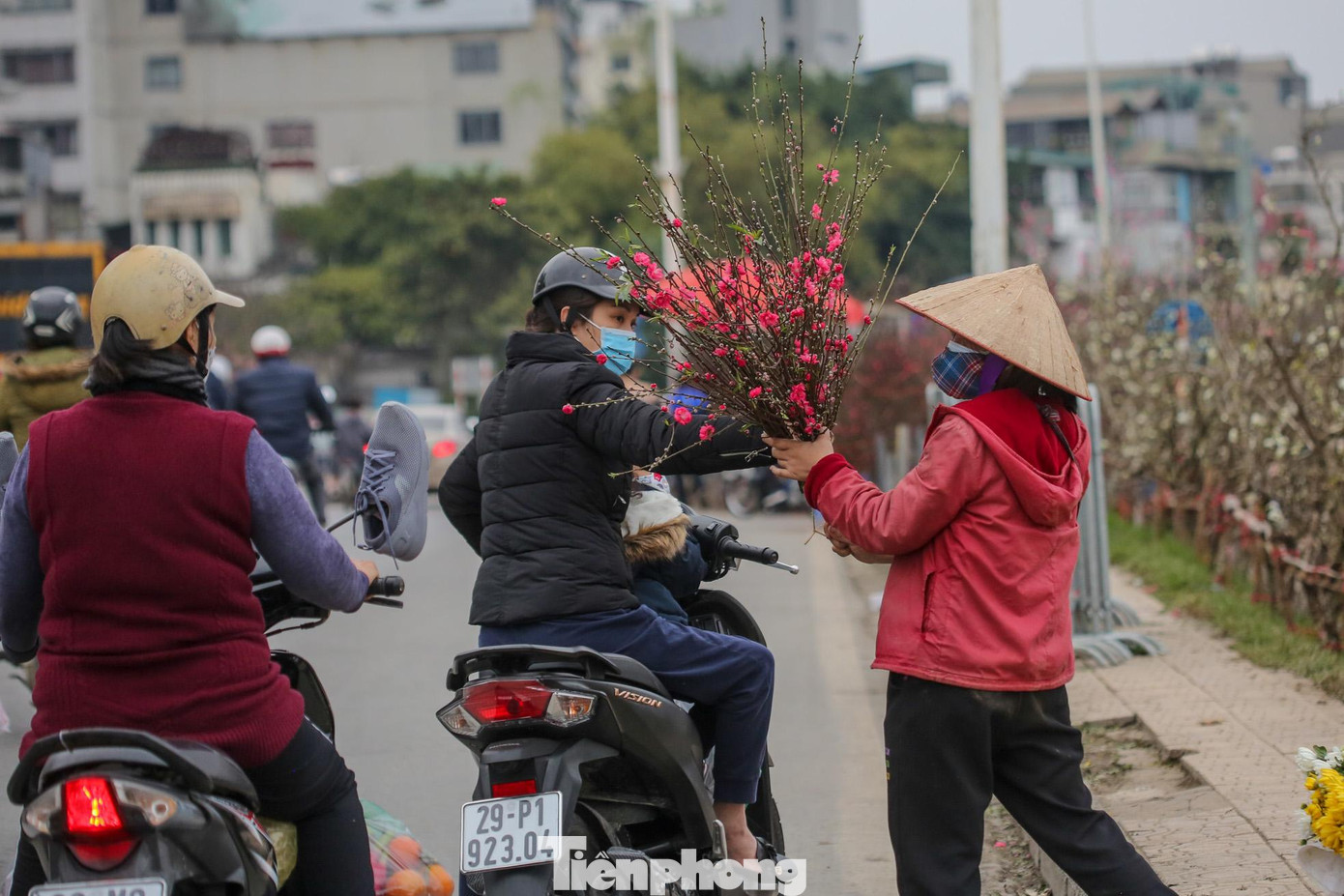 Những cành đào tí hon và những bó đào dăm rất được ưa chuộng vào dịp cúng rằm tháng Giêng.