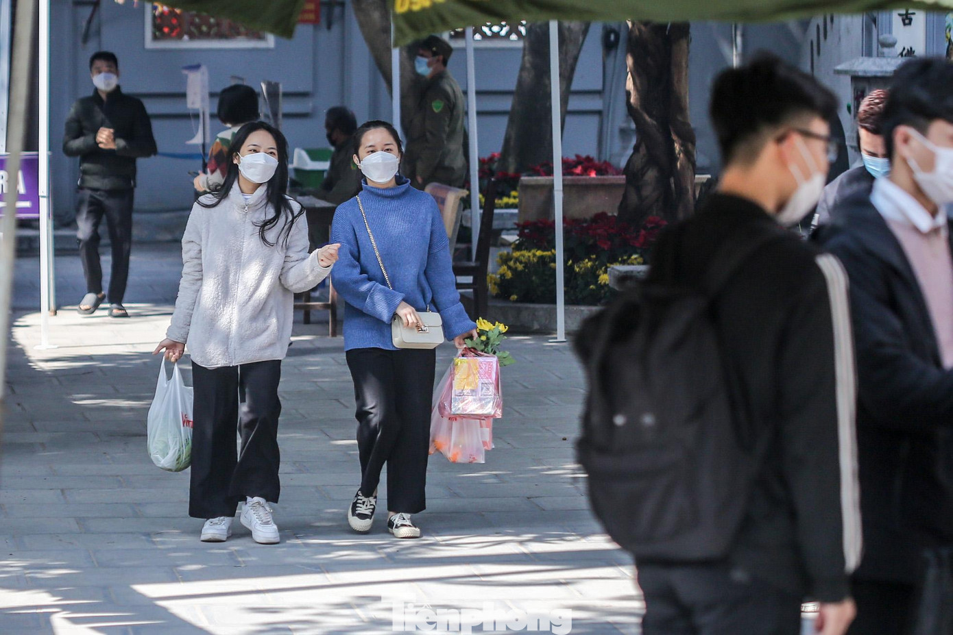 Ngay trong ngày lễ tình nhân Valentine (14/2), nhiều người dân đặc biệt là các bạn trẻ đến dâng lễ, cầu bình an và tình duyên tại chùa Hà Ngay trong ngày lễ tình nhân Valentine (14/2), nhiều người dân đặc biệt là các bạn trẻ đến dâng lễ, cầu bình an và tình duyên tại chùa Hà