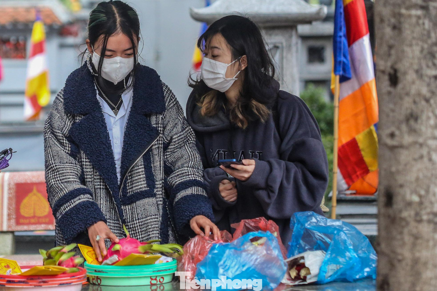 Nhiều bạn trẻ sắm lễ dâng vào chùa với mong muốn tìm được mối duyên ưng ý. Nhiều bạn trẻ sắm lễ dâng vào chùa với mong muốn tìm được mối duyên ưng ý.