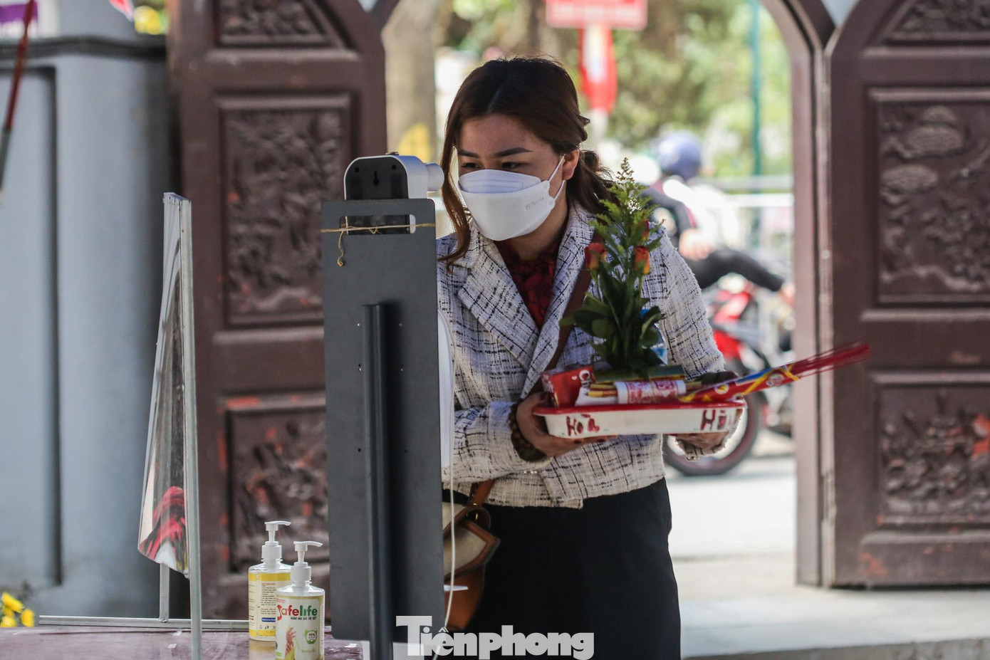 Tại lối vào cổng, người đi lễ được đo thân nhiệt tự động, sát khuẩn tay. Tại lối vào cổng, người đi lễ được đo thân nhiệt tự động, sát khuẩn tay.