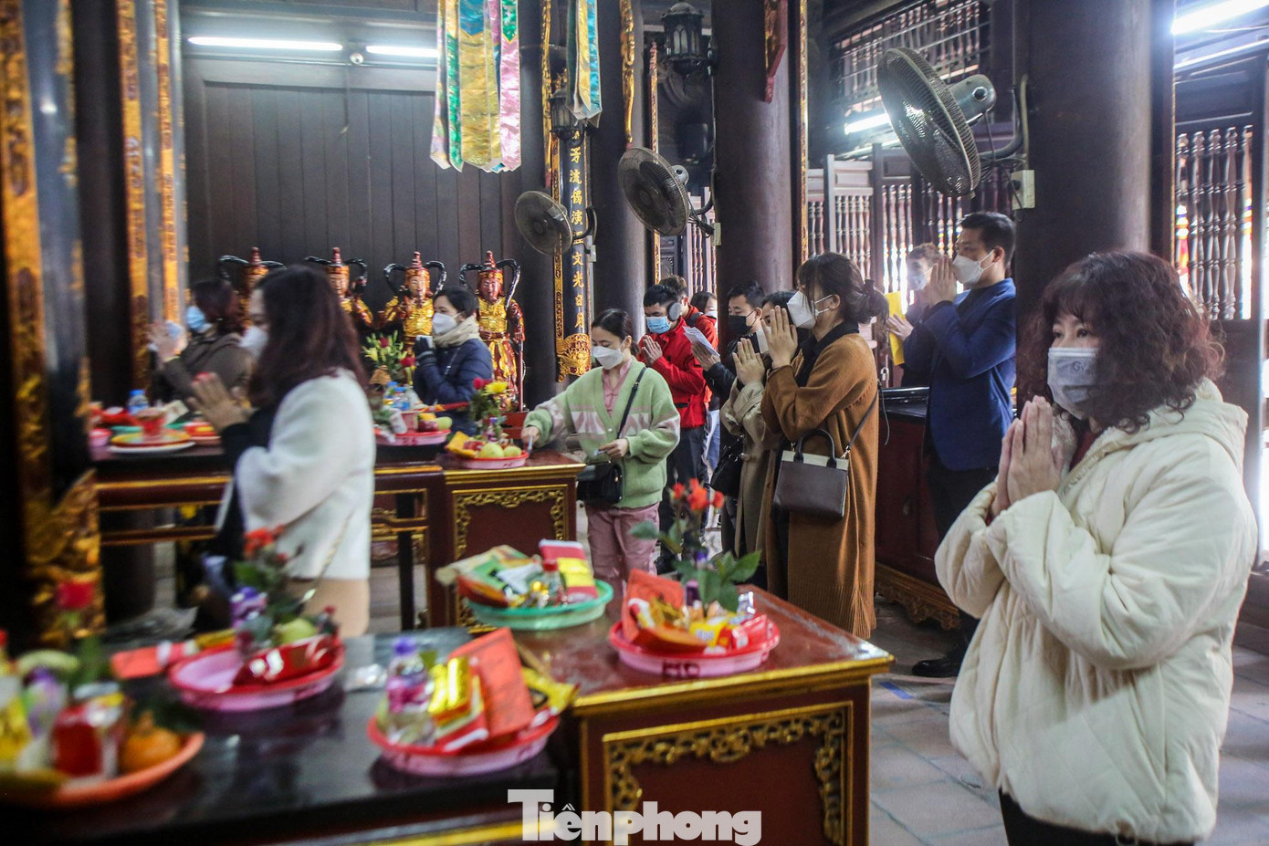 Khách hành hương vào lễ đúng quy trình đầu tiên sẽ vào cửa Tam quan, nhà Bia, cửa Tam bảo, thắp hương tại đình và cuối cùng là nhà thờ Mẫu. Khách hành hương vào lễ đúng quy trình đầu tiên sẽ vào cửa Tam quan, nhà Bia, cửa Tam bảo, thắp hương tại đình và cuối cùng là nhà thờ Mẫu.