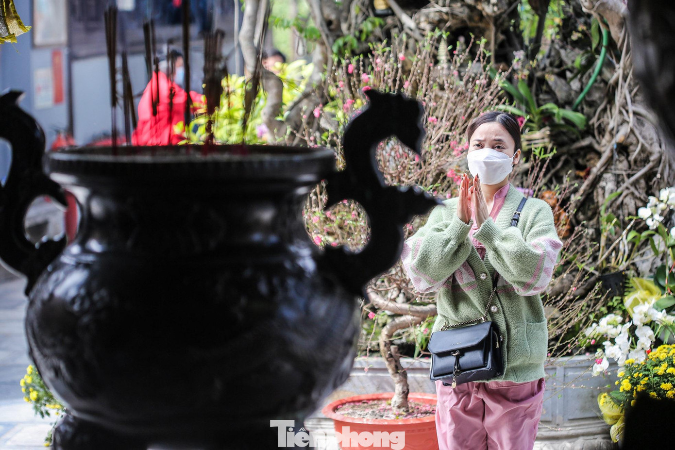 "Mong muốn lớn nhất của mình là thoát "ế" thành công, đồng thời cũng mong muốn sức khỏe, bình an cho gia đình bạn bè", một người đi lễ cho biết. "Mong muốn lớn nhất của mình là thoát "ế" thành công, đồng thời cũng mong muốn sức khỏe, bình an cho gia đình bạn bè", một người đi lễ cho biết.