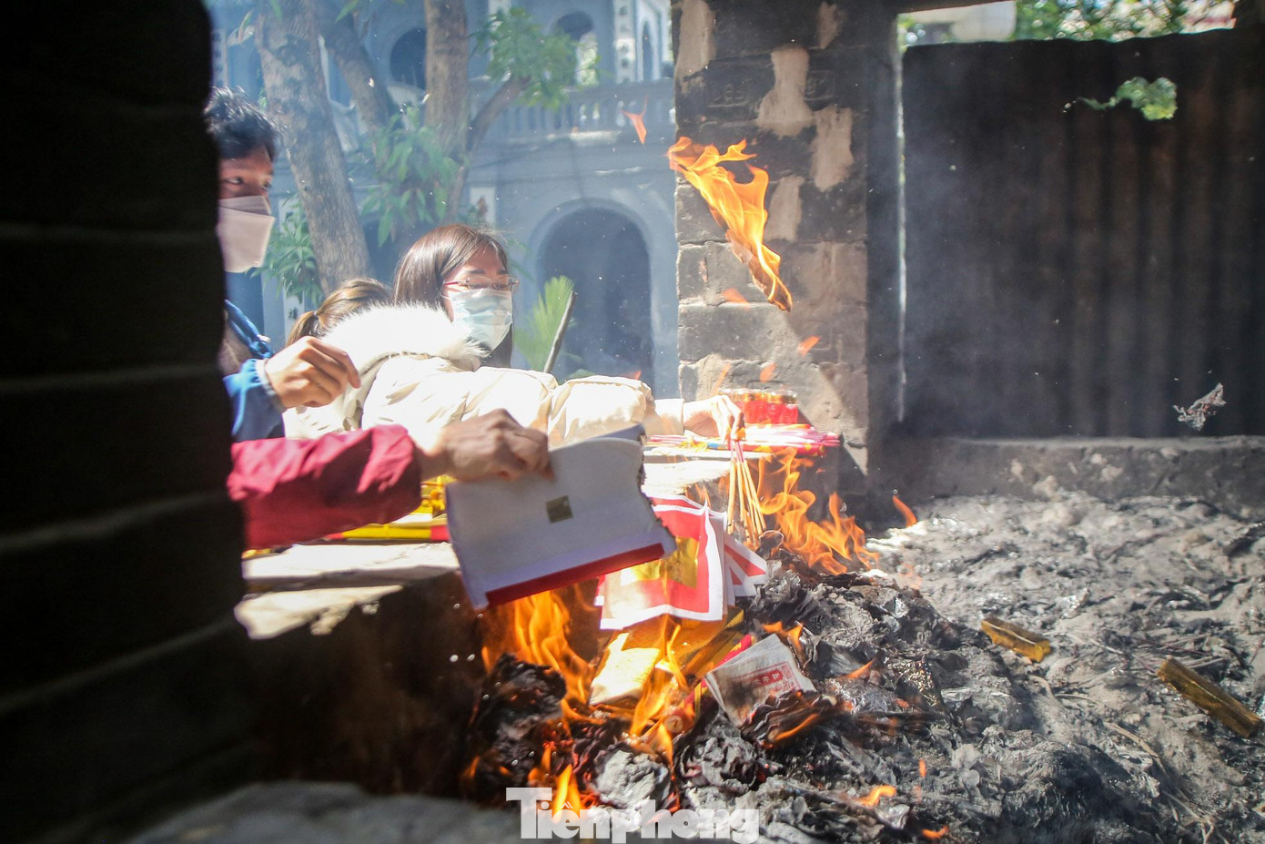 Khu vực hóa vàng đỏ lửa sau khi mọi người hạ lễ, mang đi đốt. Khu vực hóa vàng đỏ lửa sau khi mọi người hạ lễ, mang đi đốt.