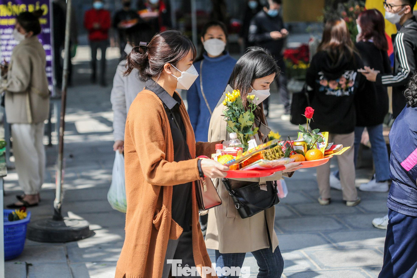 Những người đi lễ chùa Hà cầu duyên với ước nguyện "khi đi lẻ bóng khi về có đôi". Những người đi lễ chùa Hà cầu duyên với ước nguyện "khi đi lẻ bóng khi về có đôi".