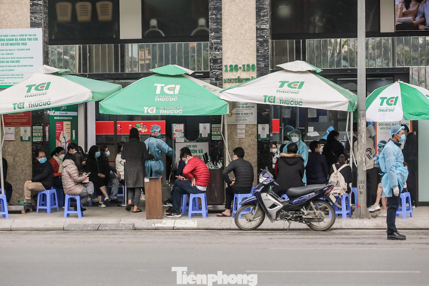 Người dân ngồi chật vỉa hè chờ test COVID-19 trên đường Nguyễn Trãi (quận Thanh Xuân, Hà Nội). Người dân ngồi chật vỉa hè chờ test COVID-19 trên đường Nguyễn Trãi (quận Thanh Xuân, Hà Nội).