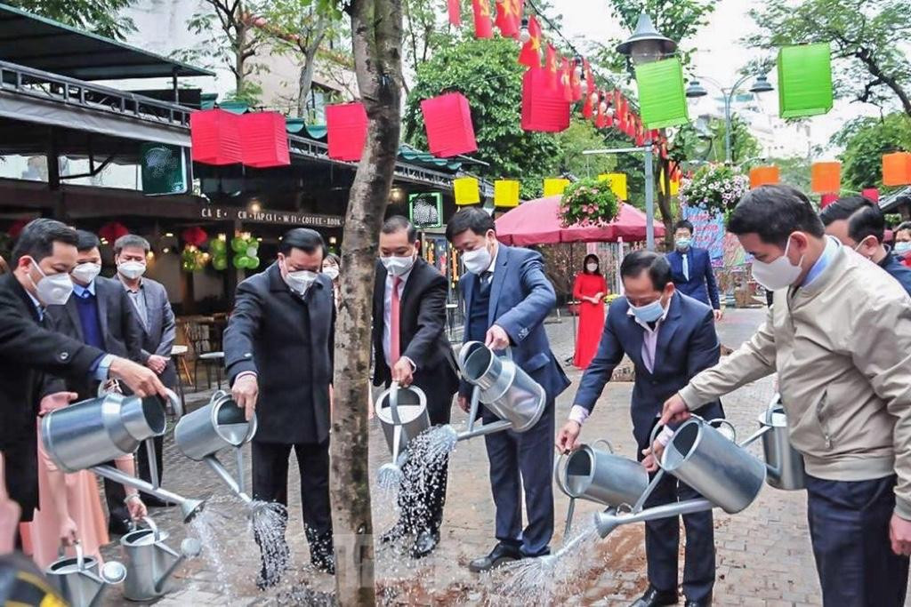 Bí thư Thành uỷ Hà Nội Đinh Tiến Dũng, Phó Chủ tịch UBND thành phố Dương Đức Tuấn cùng đại diện lãnh đạo quận Hoàn Kiếm trong lễ trồng cây tại Phố Sách sáng 8/2. Ảnh: Duy Phạm Bí thư Thành uỷ Hà Nội Đinh Tiến Dũng, Phó Chủ tịch UBND thành phố Dương Đức Tuấn cùng đại diện lãnh đạo quận Hoàn Kiếm trong lễ trồng cây tại Phố Sách sáng 8/2. Ảnh: Duy Phạm