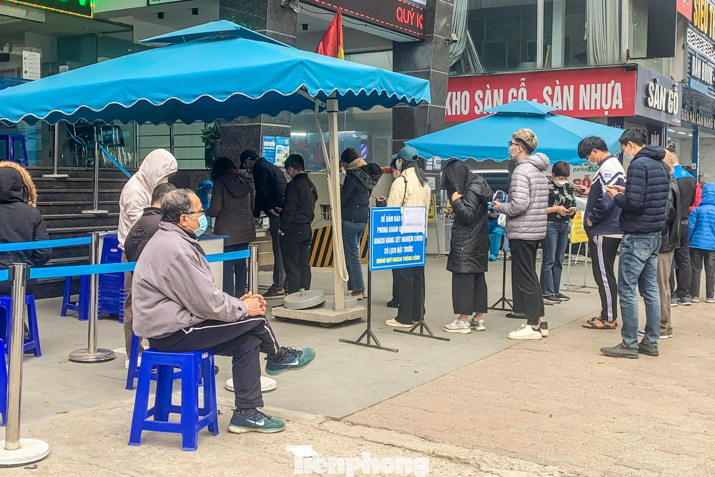 Hàng chục người xếp hàng trên vỉa hè trước cửa bệnh viện chờ đến lượt. Hàng chục người xếp hàng trên vỉa hè trước cửa bệnh viện chờ đến lượt.