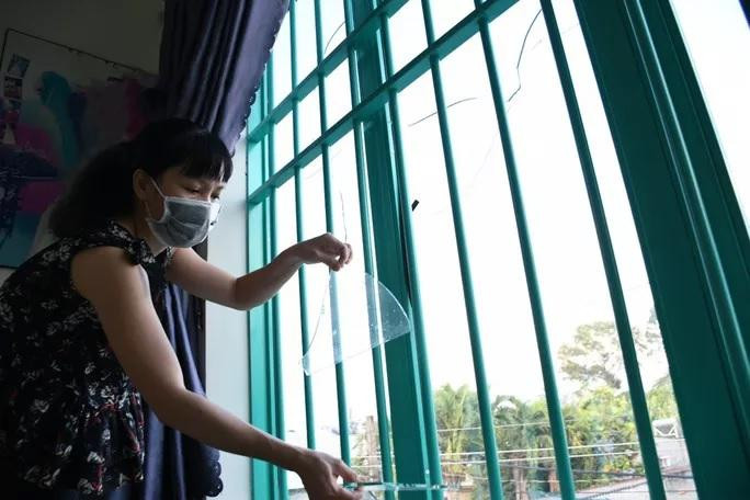 Cửa kính thường xuyên bị kẻ lạ mặt ném vỡ uy hiếp tính mạng các con nhỏ của chị N. ngủ gần đó.