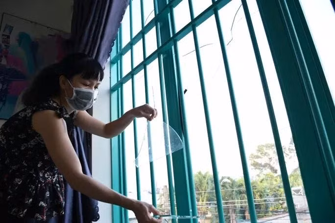 Cửa kính thường xuyên bị kẻ lạ mặt ném vỡ uy hiếp tính mạng các con nhỏ của chị N. ngủ gần đó. Cửa kính thường xuyên bị kẻ lạ mặt ném vỡ uy hiếp tính mạng các con nhỏ của chị N. ngủ gần đó.