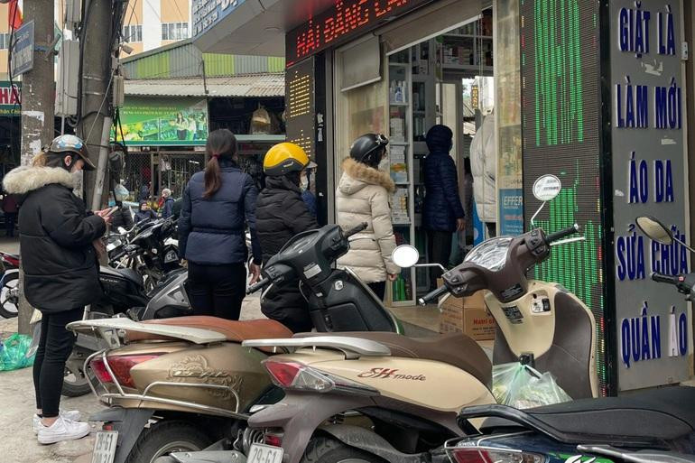 Người dân kiên nhẫn xếp hàng đợi mua thuốc sáng 23/2 trên phố Vũ Trọng Phụng (Thanh Xuân, Hà Nội).