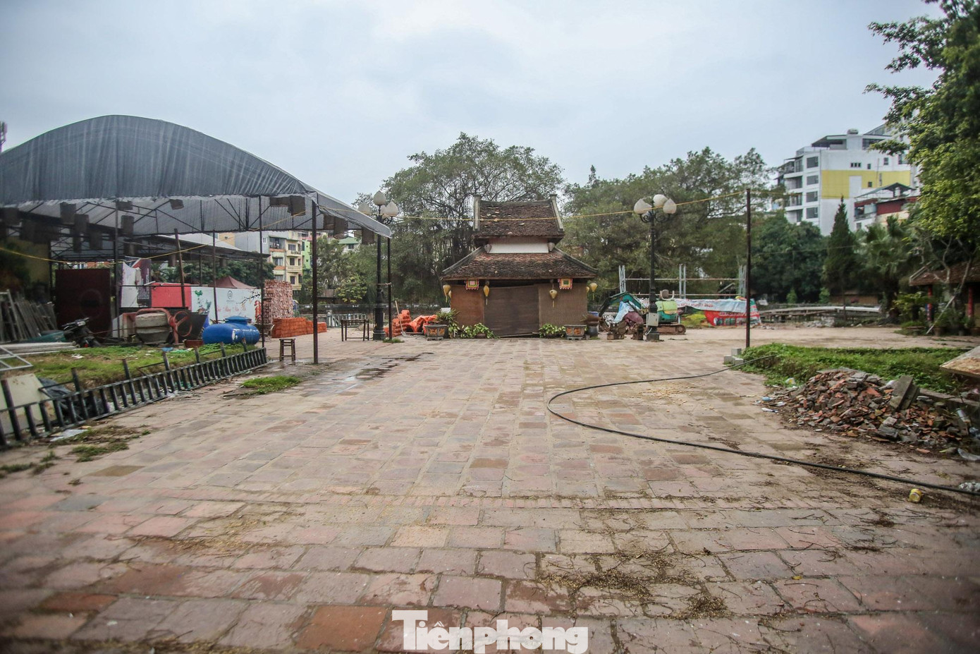 Phía Hồ Văn (Văn Miếu - Quốc Tử Giám), nơi thường diễn ra các hoạt động du xuân truyền thống với hàng trăm gian hàng xin - cho chữ, trở nên trống trải, hoang tàn sau thời gian dài đóng cửa. Phía Hồ Văn (Văn Miếu - Quốc Tử Giám), nơi thường diễn ra các hoạt động du xuân truyền thống với hàng trăm gian hàng xin - cho chữ, trở nên trống trải, hoang tàn sau thời gian dài đóng cửa.