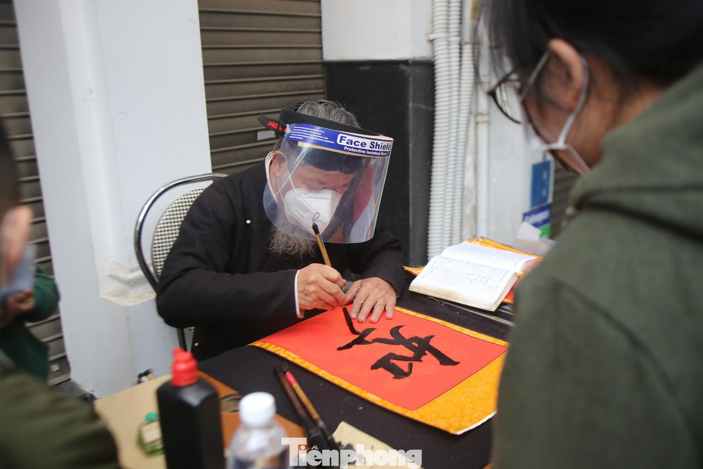 Ông đồ đeo khẩu trang, đội kính chắn giọt bắn phòng COVID-19. Ông đồ đeo khẩu trang, đội kính chắn giọt bắn phòng COVID-19.