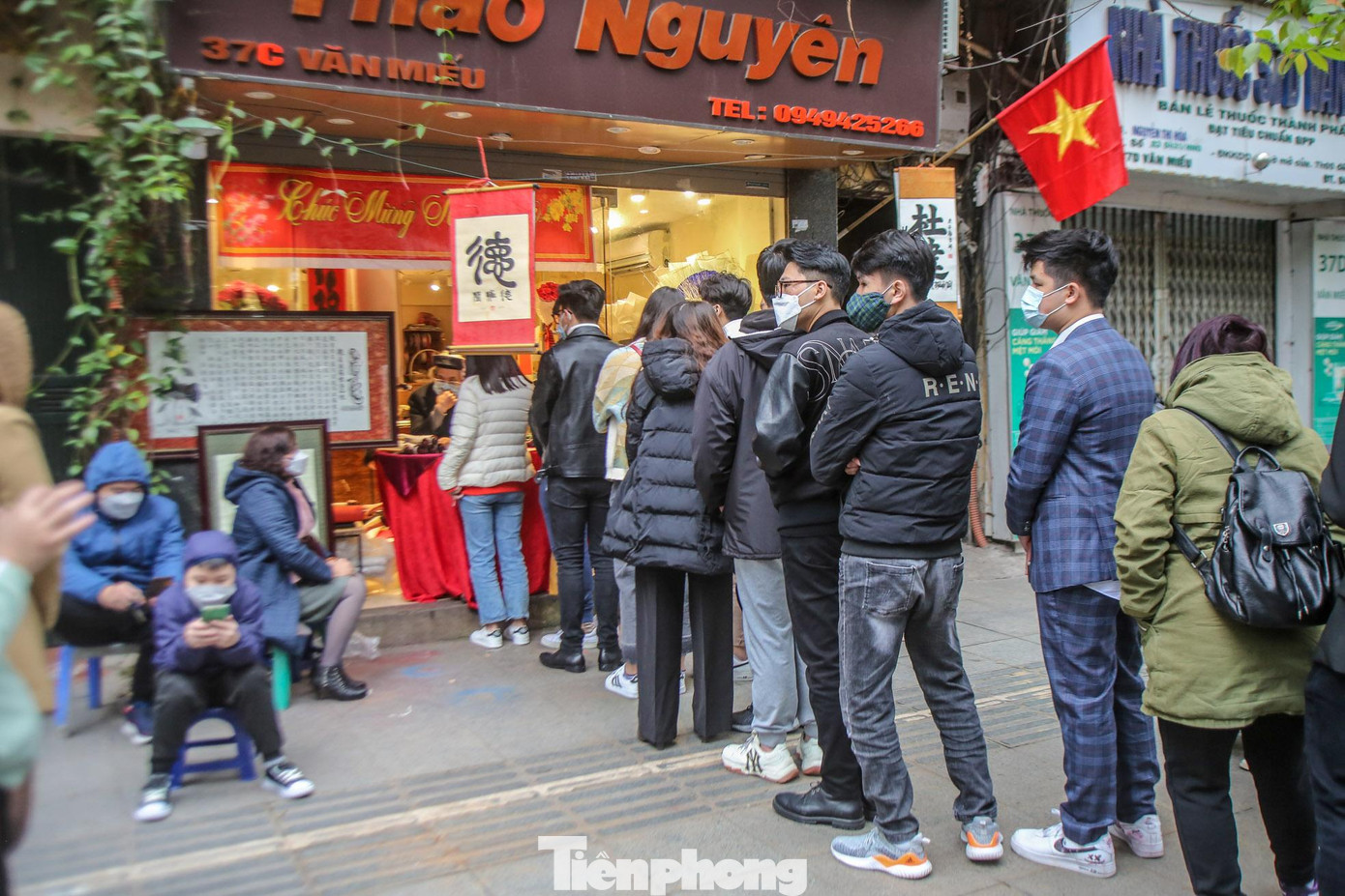 Sĩ tử xếp hàng dài xin chữ trên vỉa hè phố Văn Miếu. Sĩ tử xếp hàng dài xin chữ trên vỉa hè phố Văn Miếu.