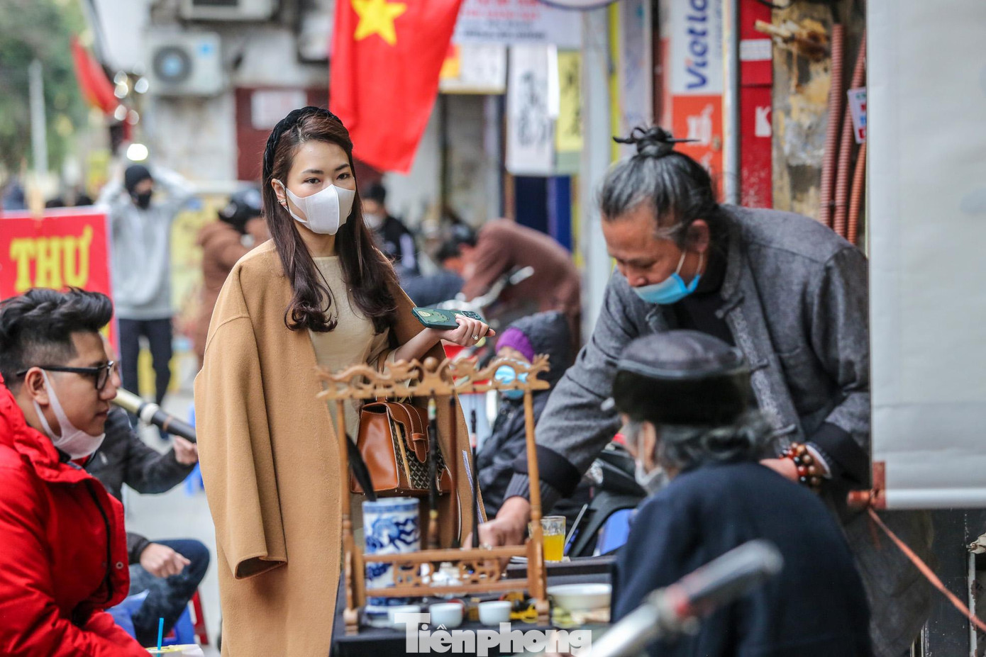 Các sĩ tử Hà thành đến đây chủ yếu xin chữ "Đăng Khoa", "Đỗ Đạt" với mong muốn sẽ có kết quả thuận lợi trong các kỳ thi trong năm Nhâm Dần 2022. Các sĩ tử Hà thành đến đây chủ yếu xin chữ "Đăng Khoa", "Đỗ Đạt" với mong muốn sẽ có kết quả thuận lợi trong các kỳ thi trong năm Nhâm Dần 2022.