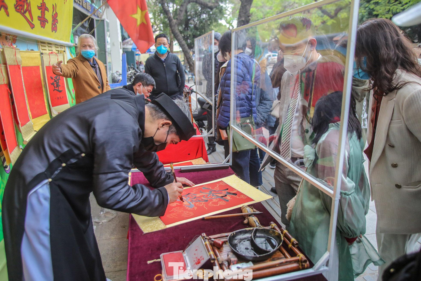 Nét chữ như phượng múa rồng bay thể hiện những ước vọng của ngày xuân. Nét chữ như phượng múa rồng bay thể hiện những ước vọng của ngày xuân.