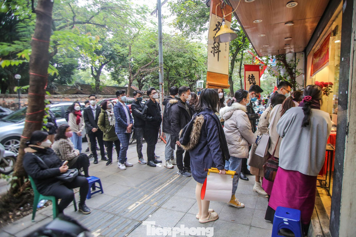 Bên ngoài Văn Miếu, hoạt động cho chữ vẫn diễn ra tấp nập, nhộn nhịp. Bên ngoài Văn Miếu, hoạt động cho chữ vẫn diễn ra tấp nập, nhộn nhịp.