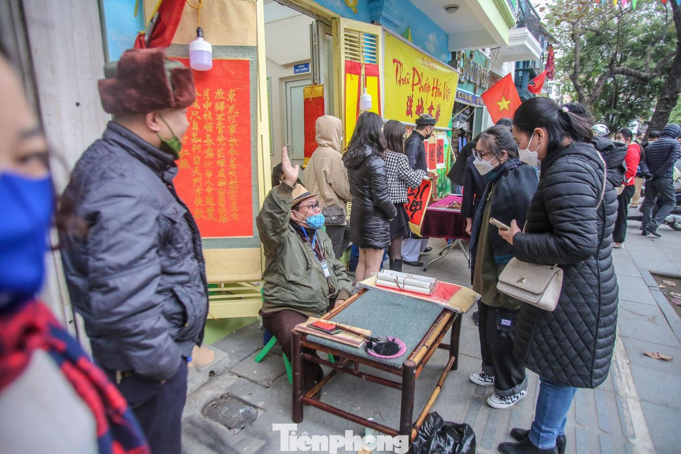 Tại khu vực ngoài Văn Miếu, việc xin - cho chữ diễn ra nhanh chóng không phải xếp hàng, đợi lâu như mọi năm. Tại khu vực ngoài Văn Miếu, việc xin - cho chữ diễn ra nhanh chóng không phải xếp hàng, đợi lâu như mọi năm.