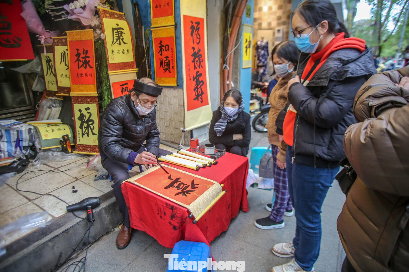 Việc xin chữ đầu năm đã trở thành truyền thống rất lâu đời và trở thành món ăn tinh thần không thể thiếu của người dân Thủ đô. Việc xin chữ đầu năm đã trở thành truyền thống rất lâu đời và trở thành món ăn tinh thần không thể thiếu của người dân Thủ đô.