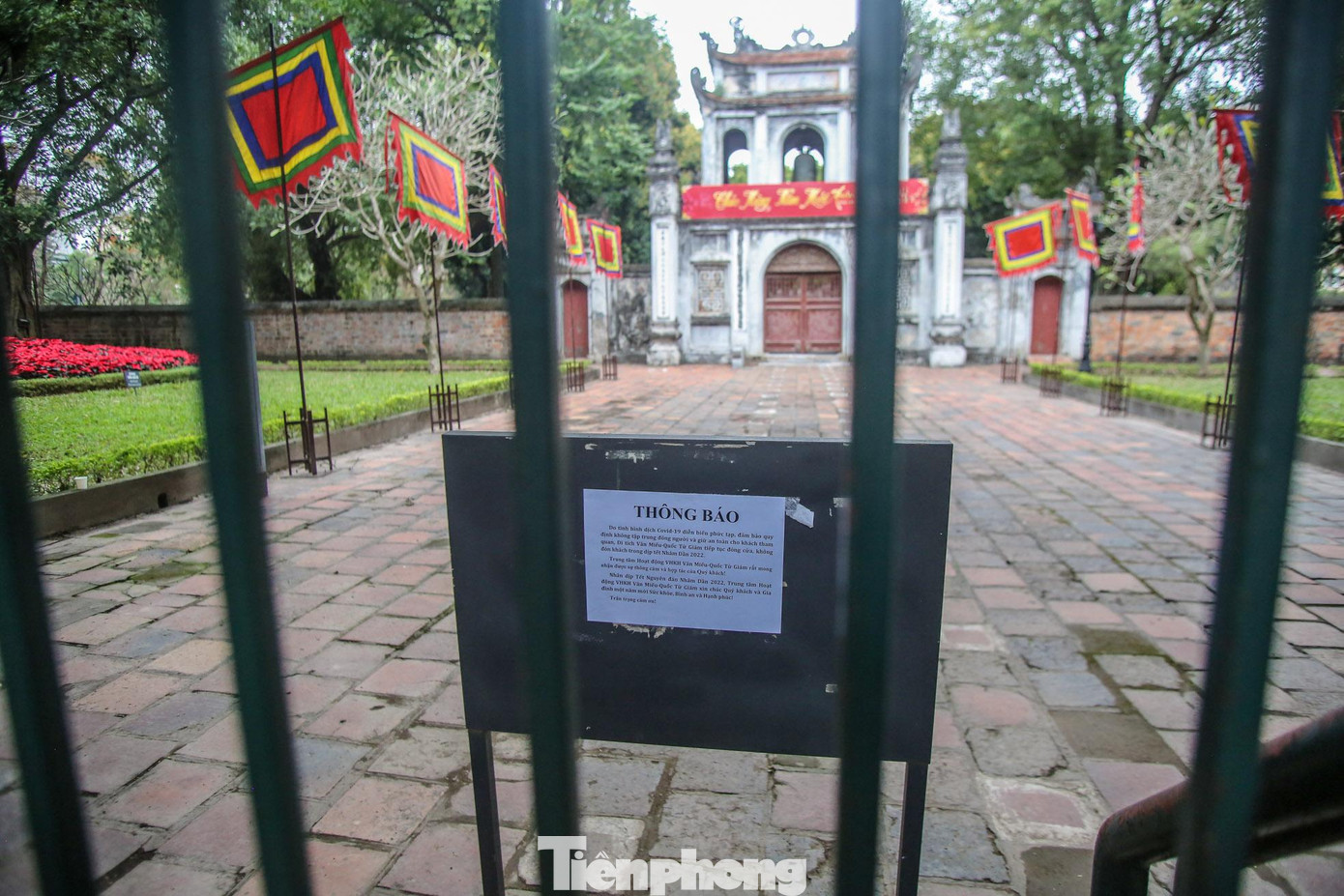 Mọi năm, người dân Hà thành, các sĩ tử thường đến Văn Miếu - Quốc Tử Giám tham quan, du xuân và đặc biệt là xin chữ đầu năm. Tuy nhiên trong dịp Tết này, Văn Miếu đóng cửa để phòng chống dịch. Mọi năm, người dân Hà thành, các sĩ tử thường đến Văn Miếu - Quốc Tử Giám tham quan, du xuân và đặc biệt là xin chữ đầu năm. Tuy nhiên trong dịp Tết này, Văn Miếu đóng cửa để phòng chống dịch.