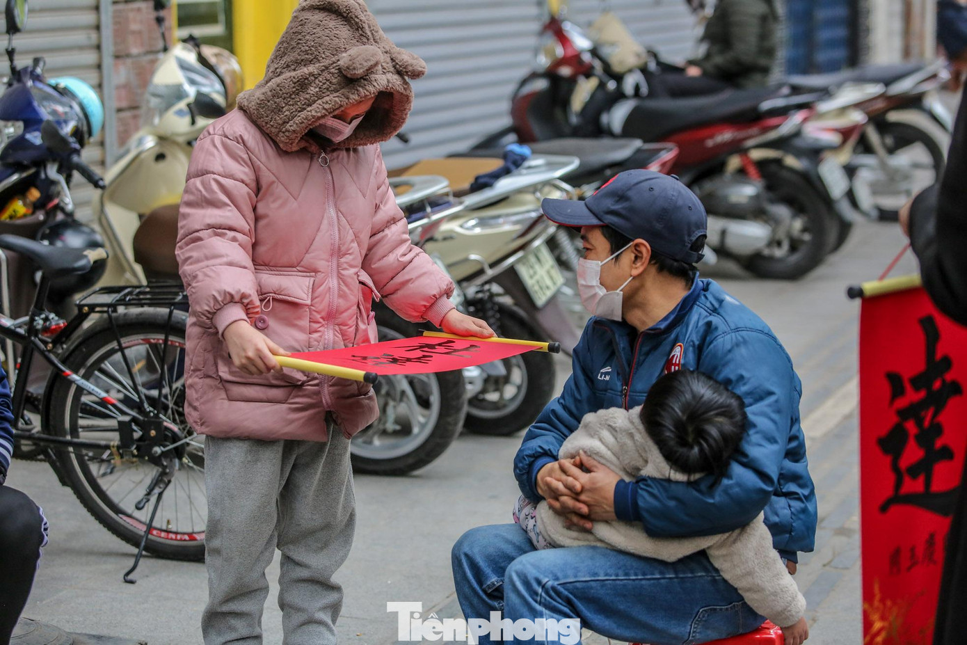 Chữ viết lên giấy đỏ xong sẽ được phơi khoảng 30 phút cho khô. Chữ viết lên giấy đỏ xong sẽ được phơi khoảng 30 phút cho khô.
