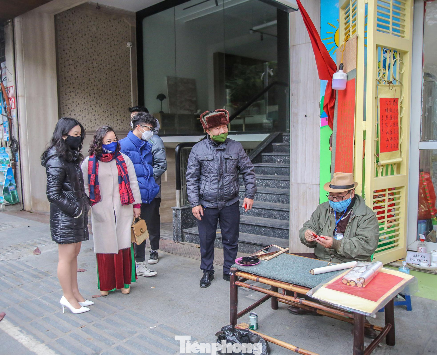 "Năm nay em thi vào lớp 10 nên em đến đây xin chữ "Đỗ Đạt" với mong muốn làm bài thật tốt, đạt thành tích cao trong kỳ thi tới", một nữ sinh Hà thành chia sẻ. "Năm nay em thi vào lớp 10 nên em đến đây xin chữ "Đỗ Đạt" với mong muốn làm bài thật tốt, đạt thành tích cao trong kỳ thi tới", một nữ sinh Hà thành chia sẻ.