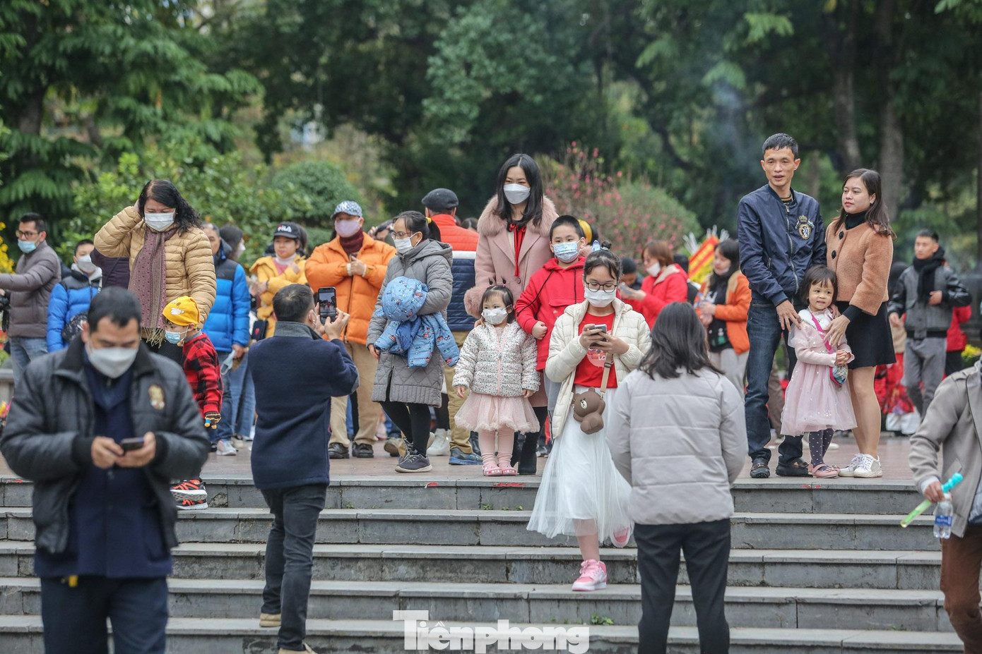 Lần lượt từng tốp người đứng lại chụp ảnh tại khu vực trên.