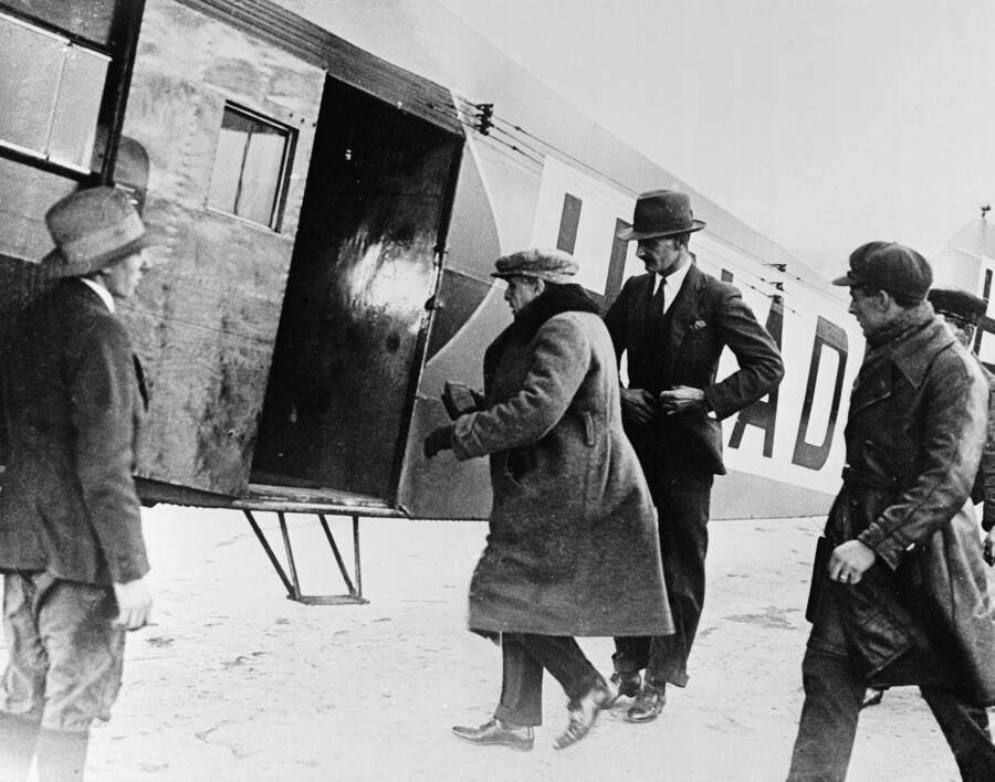 Bản thân cũng là một phi công, Alfred Loewenstein đã bị rơi một cách bí ẩn khỏi máy bay của ông. Ảnh: Getty Images