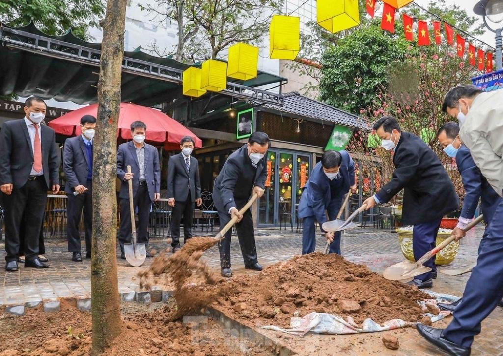 Theo ông Long, Lễ phát động Tết trồng cây tại Phố Sách Hà Nội là hoạt động thiết thực nhằm nâng cao nhận thức, huy động sức mạnh và sự chung tay của cả cộng đồng hưởng ứng lời Hồ Chủ tịch đã dạy: “Mùa xuân là tết trồng cây; làm cho đất nước càng ngày càng xuân”; tăng cường bảo vệ cây xanh, bảo vệ môi trường và góp phần đổi mới cảnh quan vì mục tiêu xây dựng Thủ đô và quận Hoàn Kiếm ngày càng “xanh - văn hiến - văn minh và hiện đại”. Trong ảnh, Bí thư Thành uỷ Hà Nội Đinh Tiến Dũng và đại diện UBND thành phố, quận Hoàn Kiếm trồng cây tại Phố Sách. Ảnh: Duy Phạm Theo ông Long, Lễ phát động Tết trồng cây tại Phố Sách Hà Nội là hoạt động thiết thực nhằm nâng cao nhận thức, huy động sức mạnh và sự chung tay của cả cộng đồng hưởng ứng lời Hồ Chủ tịch đã dạy: “Mùa xuân là tết trồng cây; làm cho đất nước càng ngày càng xuân”; tăng cường bảo vệ cây xanh, bảo vệ môi trường và góp phần đổi mới cảnh quan vì mục tiêu xây dựng Thủ đô và quận Hoàn Kiếm ngày càng “xanh - văn hiến - văn minh và hiện đại”. Trong ảnh, Bí thư Thành uỷ Hà Nội Đinh Tiến Dũng và đại diện UBND thành phố, quận Hoàn Kiếm trồng cây tại Phố Sách. Ảnh: Duy Phạm