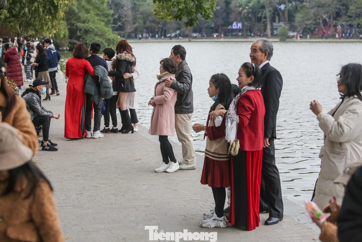 Khu vực bờ kè bên trong rất đông người đứng chụp ảnh.