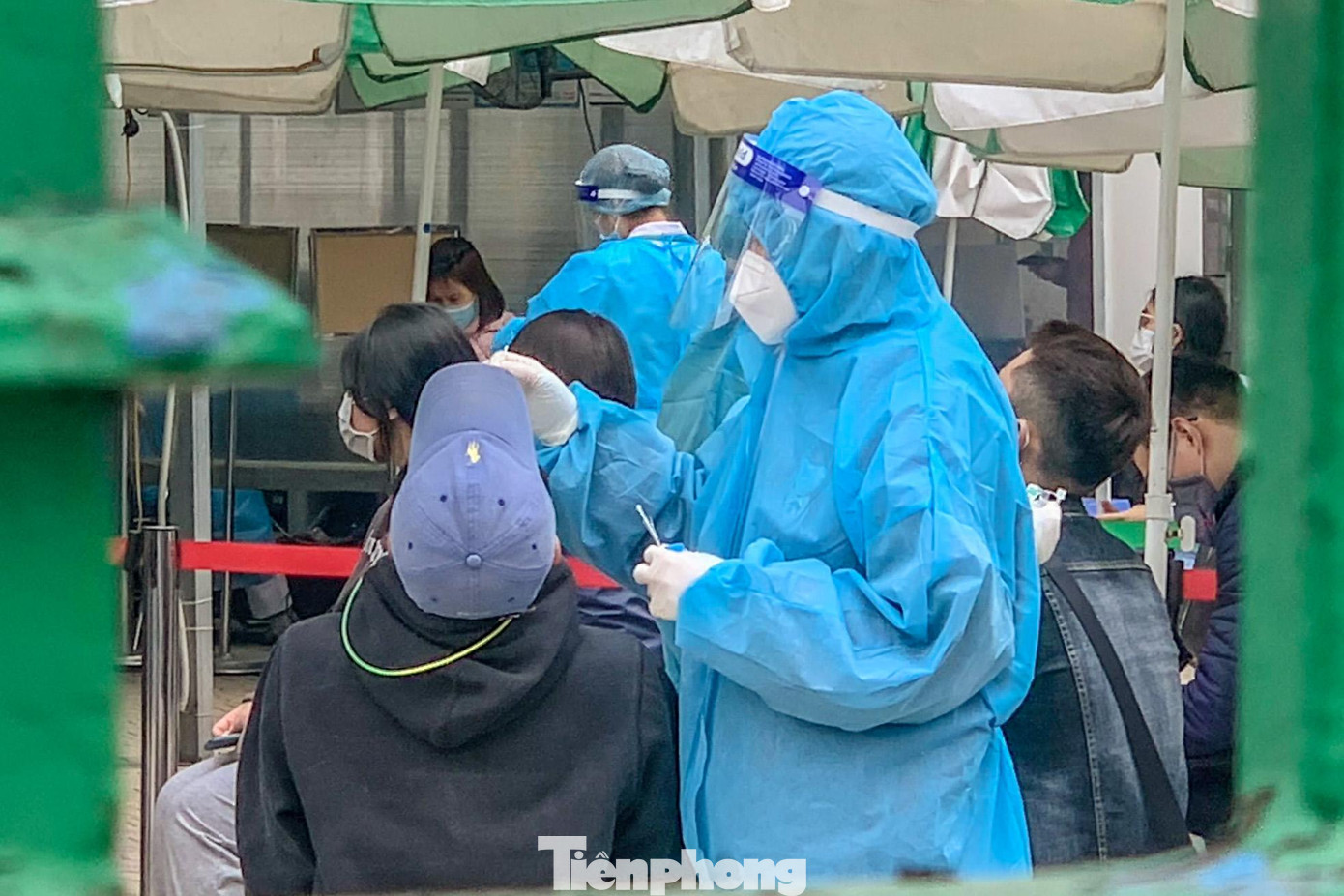 Những trường hợp test nhanh có kết quả sau 20-30 phút. Những trường hợp test nhanh có kết quả sau 20-30 phút.