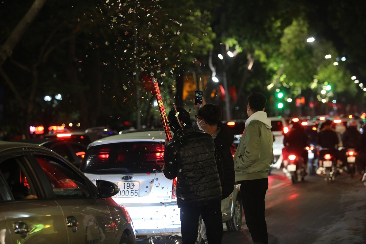 Bắn pháo giấy trong khoảnh khắc giao thừa. Bắn pháo giấy trong khoảnh khắc giao thừa.