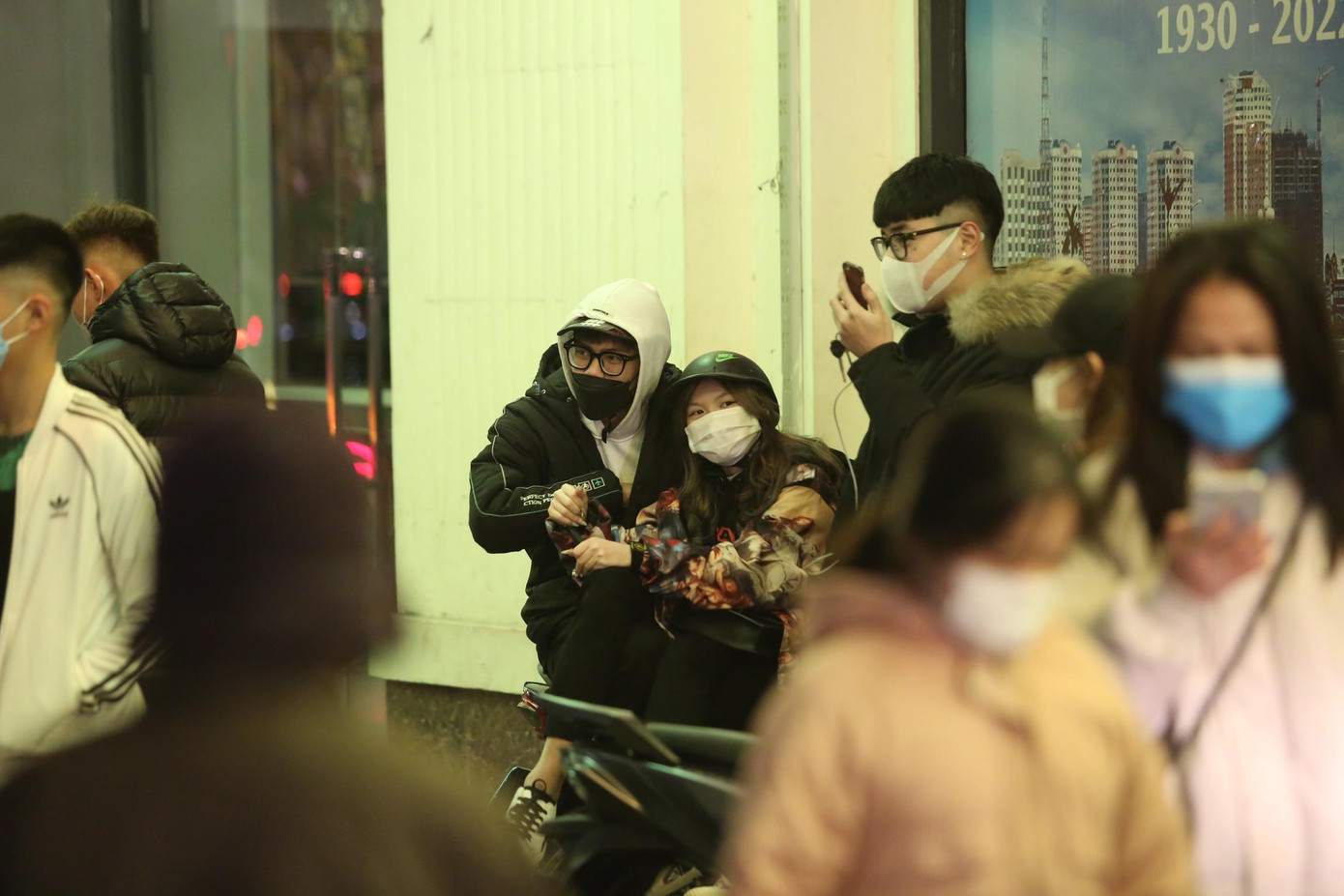 Đôi bạn trẻ chọn một góc phố đón giao thừa trong cái lạnh 12 độ C. Đôi bạn trẻ chọn một góc phố đón giao thừa trong cái lạnh 12 độ C.