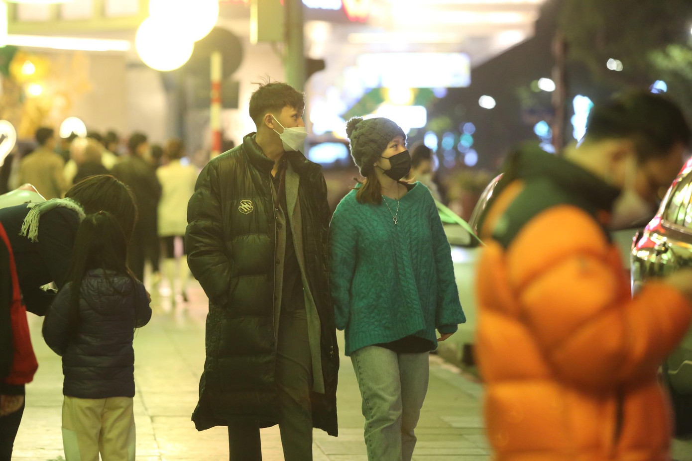 Thời tiết ở Hà Nội khá lạnh, chỉ còn 11-12 độ, nhiều bạn trẻ vẫn ra đường để đón khoảnh khắc giao thừa bên người thân, người thương. Thời tiết ở Hà Nội khá lạnh, chỉ còn 11-12 độ, nhiều bạn trẻ vẫn ra đường để đón khoảnh khắc giao thừa bên người thân, người thương.