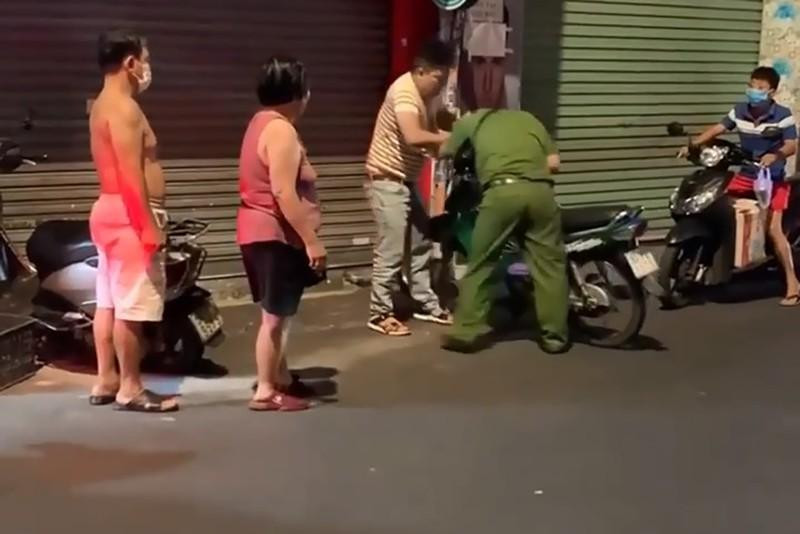 Vụ việc xảy ra vào tối ngày mùng 1 Tết Nguyên đán. Ảnh chụp từ clip Vụ việc xảy ra vào tối ngày mùng 1 Tết Nguyên đán. Ảnh chụp từ clip