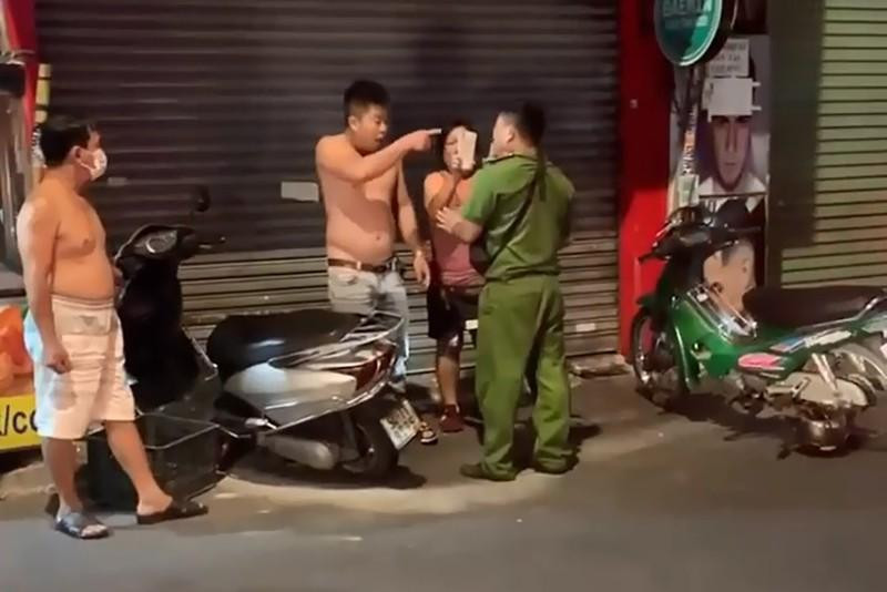 Hình ảnh cho thấy, người đàn ông đánh công an, còn người phụ nữ thì đứng quay phim. Ảnh chụp từ clip Hình ảnh cho thấy, người đàn ông đánh công an, còn người phụ nữ thì đứng quay phim. Ảnh chụp từ clip